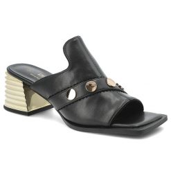Klapki damskie S.Barski, na efektownym obcasie z metalicznym akcentem z szerokim paskiem i ozdobnymi nitami, czarne, CR61-3063. Czarne klapki damskie S.BARSKI, z aplikacjami, ze skóry, eleganckie, z otwartym noskiem, bez obcasa, na obcasie, bez zapięcia. Za 269.90 zł.
