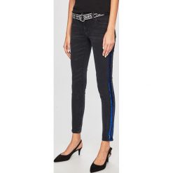 Guess Jeans - Jeansy. Czarne jeansy damskie Guess Jeans, bez wzorów, z bawełny. Za 549.90 zł.
