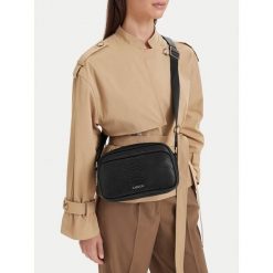 Torebka Lasocki. Czarne listonoszki damskie Lasocki, bez wzorów, bez dodatków. Za 189.99 zł.