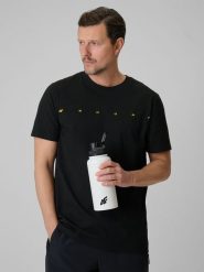 4F T-shirt regular z nadrukiem męski - czarny M. Czarne t-shirty męskie 4F, m, bez wzorów, z dzianiny, bez kołnierzyka, bez ramiączek. Za 59.99 zł.