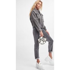 Jeansy KARL LAGERFELD. Jeansy damskie KARL LAGERFELD, bez wzorów, z jeansu. W wyprzedaży za 755.37 zł.