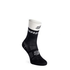 Skarpety biegowe Compressport Mid Compression Socks V2.0. Czarne skarpetki damskie Compressport, bez wzorów. Za 101.99 zł.