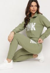 Zielony Komplet Ozdobiony Napisem z Nadrukiem Bluza i Spodnie Junivea. Zielone bluzy damskie Born2be, l, bez wzorów, bez ramiączek, bez kaptura. Za 79.99 zł.
