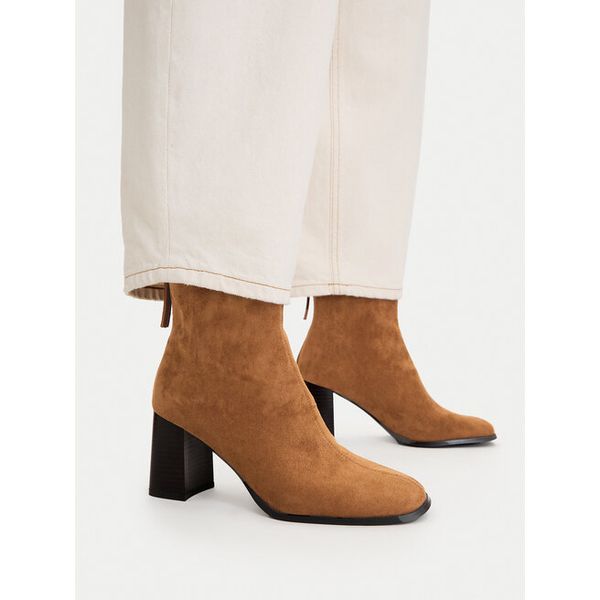 Botki JENNY. Brązowe botki damskie Jenny, bez wzorów, bez obcasa, na słupku, bez zapięcia. Za 179.99 zł.