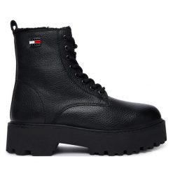 Trzewiki Tommy Jeans. Czarne botki damskie Tommy Jeans, bez wzorów, z jeansu, bez obcasa, na płaskiej podeszwie, bez zapięcia. Za 749.99 zł.