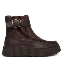 Botki Clarks. Brązowe botki damskie Clarks, bez wzorów, bez obcasa, na płaskiej podeszwie, bez zapięcia. Za 569.99 zł.