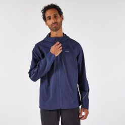 Kurtka do biegania w terenie przeciwdeszczowa męska Kiprun Run 500. Niebieskie kurtki męskie KIPRUN, m, bez wzorów, z materiału, sportowe, bez kaptura. Za 299.99 zł.