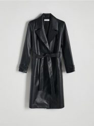 Płaszcz z imitacji skóry - czarny. Czarne płaszcze damskie Reserved, l, bez wzorów, ze skóry, bez kołnierzyka, bez kaptura. W wyprzedaży za 119.99 zł.