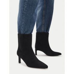 Botki JENNY. Czarne botki damskie Jenny, bez wzorów, bez obcasa, na słupku, bez zapięcia. Za 169.99 zł.