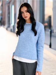 Sweter o warkoczowym splocie - błękitny. Niebieskie swetry nierozpinane damskie Sinsay, l, bez wzorów, z materiału, bez kołnierzyka, bez ramiączek. Za 49.99 zł.