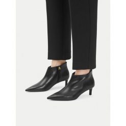 Botki GINO ROSSI. Czarne botki damskie Gino Rossi, bez wzorów, bez obcasa, na szpilce, bez zapięcia. Za 429.99 zł.
