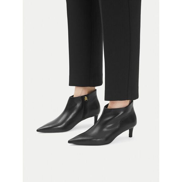 Botki GINO ROSSI. Czarne botki damskie Gino Rossi, bez wzorów, bez obcasa, na szpilce, bez zapięcia. Za 429.99 zł.
