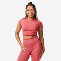 Koszulka do treningu siłowego damska Domyos crop top. Czerwone topy damskie DOMYOS, s, bez wzorów, z elastanu, sportowe, bez kołnierzyka, bez ramiączek. Za 69.99 zł.