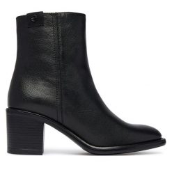 Botki Tamaris. Czarne botki damskie Tamaris, bez wzorów, bez obcasa, na słupku, bez zapięcia. Za 539.99 zł.