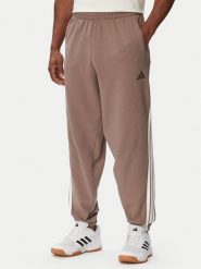Adidas Spodnie dresowe Kit 3-Stripes Regular Cuffed KW2361 Beżowy Regular Fit. Brązowe spodnie sportowe męskie Adidas, m, bez wzorów, z bawełny. Za 279.99 zł.