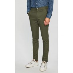 Calvin Klein Jeans - Spodnie J30J312590. Zielone spodnie materiałowe męskie Calvin Klein Jeans, bez wzorów, z bawełny. Za 379.90 zł.