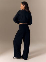 4F Spodnie dresowe z szerokimi nogawkami damskie - czarne M. Czarne spodnie dresowe damskie 4F, bez wzorów, z dresówki. Za 149.99 zł.