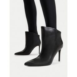 Botki GINO ROSSI. Czarne botki damskie Gino Rossi, bez wzorów, bez obcasa, na szpilce, bez zapięcia. Za 399.99 zł.