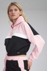 Dwukolorowa Krótka Bluza z Kapturem - Czarno-Różowa. Czarne bluzy damskie Figl, xl, bez wzorów, z elastanu, bez ramiączek, z kapturem. Za 189.00 zł.