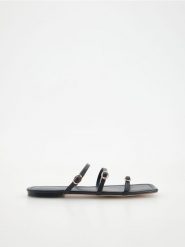 Skórzane klapki - czarny. Czarne klapki damskie Reserved, bez wzorów, ze skóry, klasyczne, bez obcasa, bez zapięcia. W wyprzedaży za 49.99 zł.