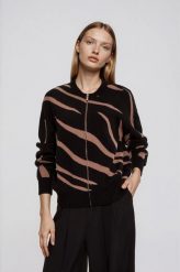 Sweter w zwierzęcy wzór czarny. Czarne swetry nierozpinane damskie MOODO, l, bez wzorów, z poliamidu, bez kołnierzyka, bez ramiączek. Za 159.99 zł.