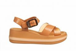 Sandały Azaleia Marie Sandal Plat Fem Dark Brown 198050, Brązowy, Tworzywo - 39. Brązowe sandały damskie Azaleia, bez wzorów, z syntetyku, bez obcasa, bez zapięcia. W wyprzedaży za 89.10 zł.