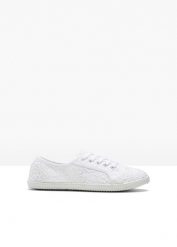Sneakersy. Białe obuwie sportowe damskie bonprix, z aplikacjami, z koronki, bez zapięcia. Za 97.99 zł.