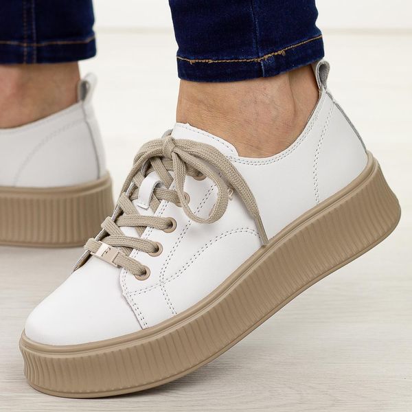 Białe skórzane półbuty damskie Filippo Dp6122/26. Białe półbuty damskie Filippo, na jesień, bez wzorów, ze skóry, eleganckie, z okrągłym noskiem, bez obcasa, na platformie, bez zapięcia. Za 239.00 zł.