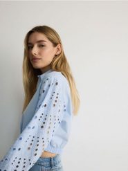 Koszula z ażurowymi rękawami - jasnoniebieski. Niebieskie koszule damskie Reserved, l, w ażurowe wzory, z bawełny, bez kołnierzyka, bez ramiączek. W wyprzedaży za 39.99 zł.