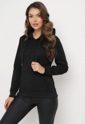 Czarna Dzianinowa Bluza z Kapturem i Haftowanym Napisem Athendra. Czarne bluzy damskie Born2be, l, z aplikacjami, z dzianiny, casualowe, bez ramiączek, z kapturem. Za 84.99 zł.