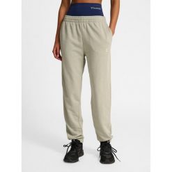 Damskie spodnie dresowe Hummel Pulse. Szare spodnie sportowe damskie Hummel, bez wzorów, z dresówki, sportowe, na fitness i siłownię. Za 137.00 zł.