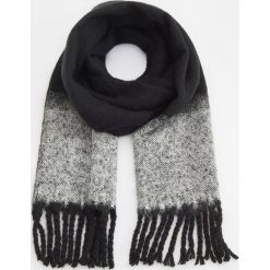 Szalik z frędzlami - Jasny szary. Szare szaliki damskie Reserved, bez wzorów. Za 59.99 zł.