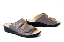 DR. BRINKMANN 700719-09 grau, klapki damskie. Szare klapki damskie Dr. Brinkmann, bez wzorów, ze skóry, bez obcasa, na koturnie, bez zapięcia. Za 194.90 zł.