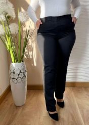 Czarne jeansowe spodnie Jovita z prostą nogawką PLUS SIZE XXL. Czarne spodnie materiałowe damskie Nasi partnerzy, bez wzorów, z bawełny, biznesowe, plus size, krótkie. Za 199.90 zł.