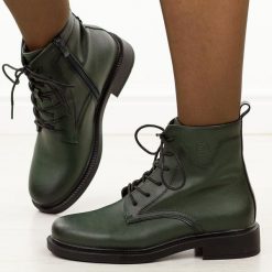 Zielone skórzane botki damskie Sergio Leone Bt25172S. Zielone botki damskie Sergio Leone, na jesień, bez wzorów, z jeansu, biznesowe, z okrągłym noskiem, bez obcasa, na obcasie, bez zapięcia. W wyprzedaży za 254.15 zł.