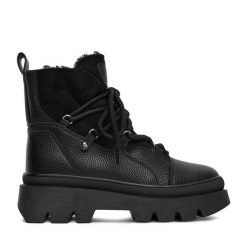 Botki DeeZee. Czarne botki damskie DeeZee, bez wzorów, bez obcasa, na płaskiej podeszwie, bez zapięcia. Za 229.99 zł.