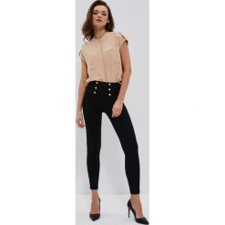 Legginsy z ozdobnym pasem. Czarne legginsy damskie MOODO, bez wzorów, z elastanu. W wyprzedaży za 49.99 zł.
