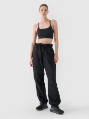 4F Spodnie casual parachute oversize damskie - czarne S. Czarne spodnie materiałowe damskie 4F, bez wzorów, z bawełny, casualowe. W wyprzedaży za 59.99 zł.
