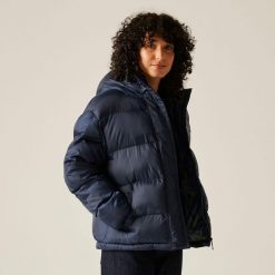 Kurtka damska pikowana Oversized Orla Kiely. Niebieskie kurtki sportowe damskie Regatta, bez wzorów, z puchu, bez ramiączek, bez kaptura, trekkingowe. W wyprzedaży za 384.70 zł.