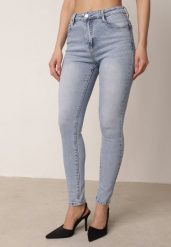 Niebieskie Dopasowane Jeansy z Bawełną i Modelującym Przeszyciem Janiah. Niebieskie jeansy damskie Born2be, bez wzorów, z bawełny, biznesowe. Za 99.99 zł.