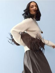 Sweter z naszywką - kremowy. Białe swetry nierozpinane damskie Sinsay, l, z aplikacjami, bez kołnierzyka, bez ramiączek. Za 59.99 zł.