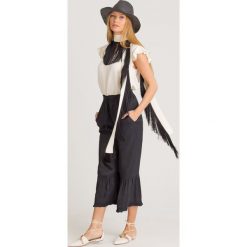 BLUZKA TWINSET Z ODPINANYM SZALEM. Białe bluzki damskie Twinset, z aplikacjami, z wiskozy, bez kołnierzyka, bez ramiączek. Za 473.40 zł.