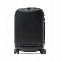 Walizka Travel Line Peak Design Roller Pro Carry-On Black – czarna. Czarne walizki męskie PEAK DESIGN, bez wzorów, małe. Za 2,692.25 zł.