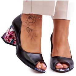 Skórzane Czółenka Z Ozdobnym Obcasem Lewski Shoes 2608/K Czarne. Czarne czółenka damskie na lato, bez wzorów, ze skóry, eleganckie, bez obcasa, bez zapięcia. Za 410.13 zł.