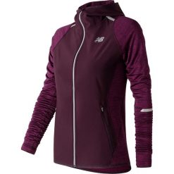 Kurtka sportowa w kolorze jagodowym. Czerwone kurtki sportowe damskie New Balance, s, bez wzorów, z materiału, bez ramiączek, bez kaptura. W wyprzedaży za 312.95 zł.