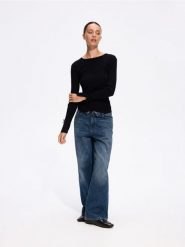 Sweter z rozcięciem - czarny. Czarne swetry nierozpinane damskie Reserved, l, bez wzorów, z dzianiny, bez kołnierzyka, bez ramiączek. Za 89.99 zł.