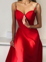 Sukienka Model Audrey Red - Jersa. Czerwone sukienki damskie Jersa, na imprezę, plus size, bez wzorów, eleganckie, bez kołnierzyka, plus size, bez ramiączek, midi, dopasowane. Za 528.29 zł.