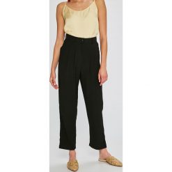 Answear - Spodnie Stripes Vibes. Czarne spodnie materiałowe damskie ANSWEAR, bez wzorów, z bawełny, casualowe, z podwyższonym stanem. W wyprzedaży za 34.90 zł.
