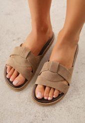 Beżowe Klapki VICES z Geometryczną Cholewką Lorazeiros. Brązowe klapki damskie Renee, na lato, z aplikacjami, z jeansu, casualowe, bez obcasa, na płaskiej podeszwie, bez zapięcia. Za 79.99 zł.