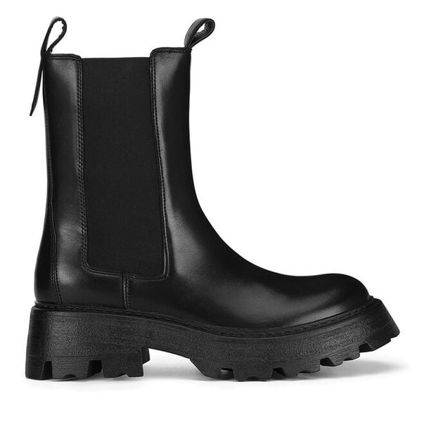 Sztyblety GINO ROSSI. Czarne botki damskie Gino Rossi, bez wzorów, bez obcasa, na płaskiej podeszwie, bez zapięcia. Za 439.99 zł.